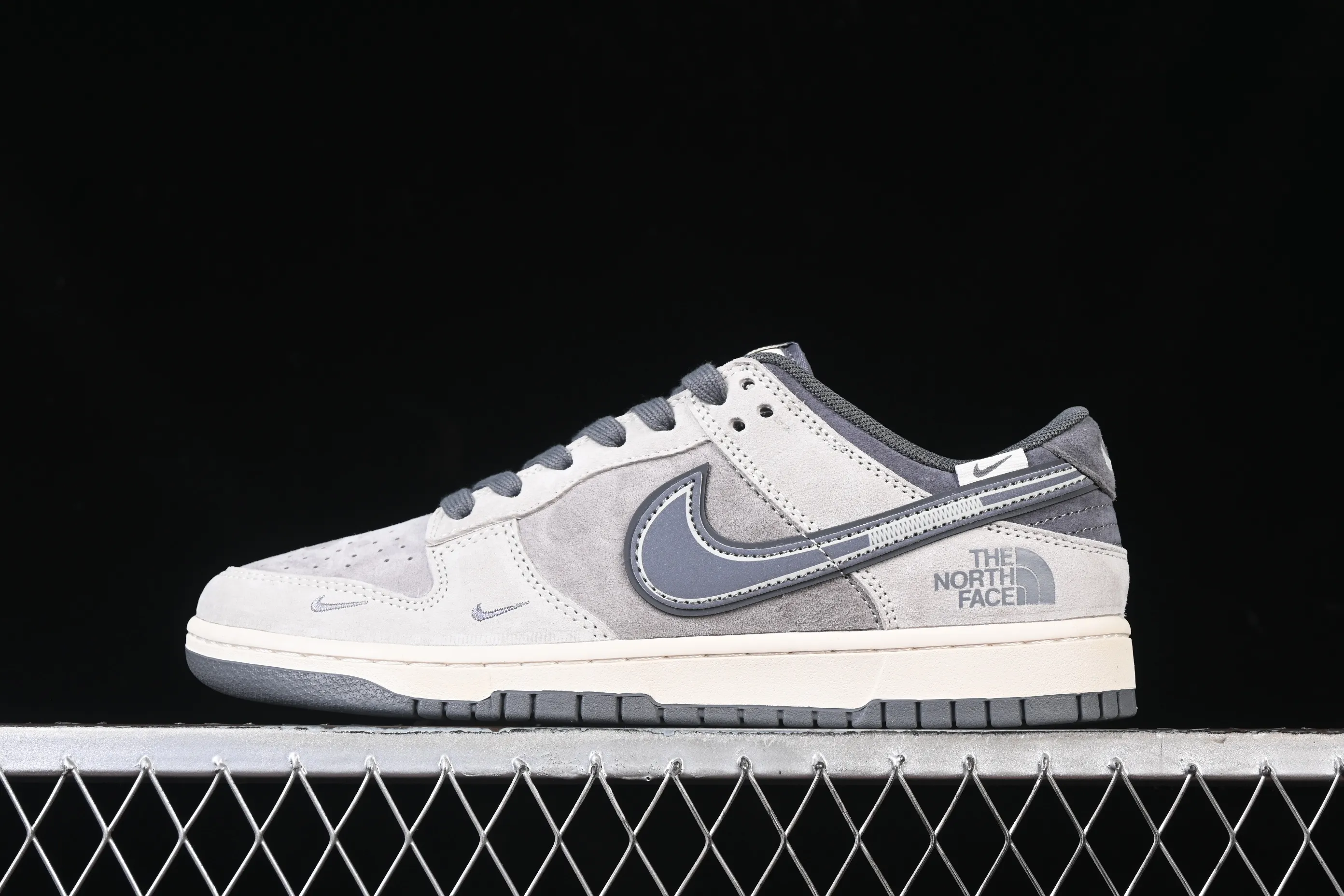 All Categories Nk SB Dunk Series Nk SB Dunk Low High-end Customized Low-top Shoes Nk SB Dunk Low North Face Series-Zhuba Dark Blue Hook Anniversary High-end Customized Low-top Casual Shoes DM6868-004